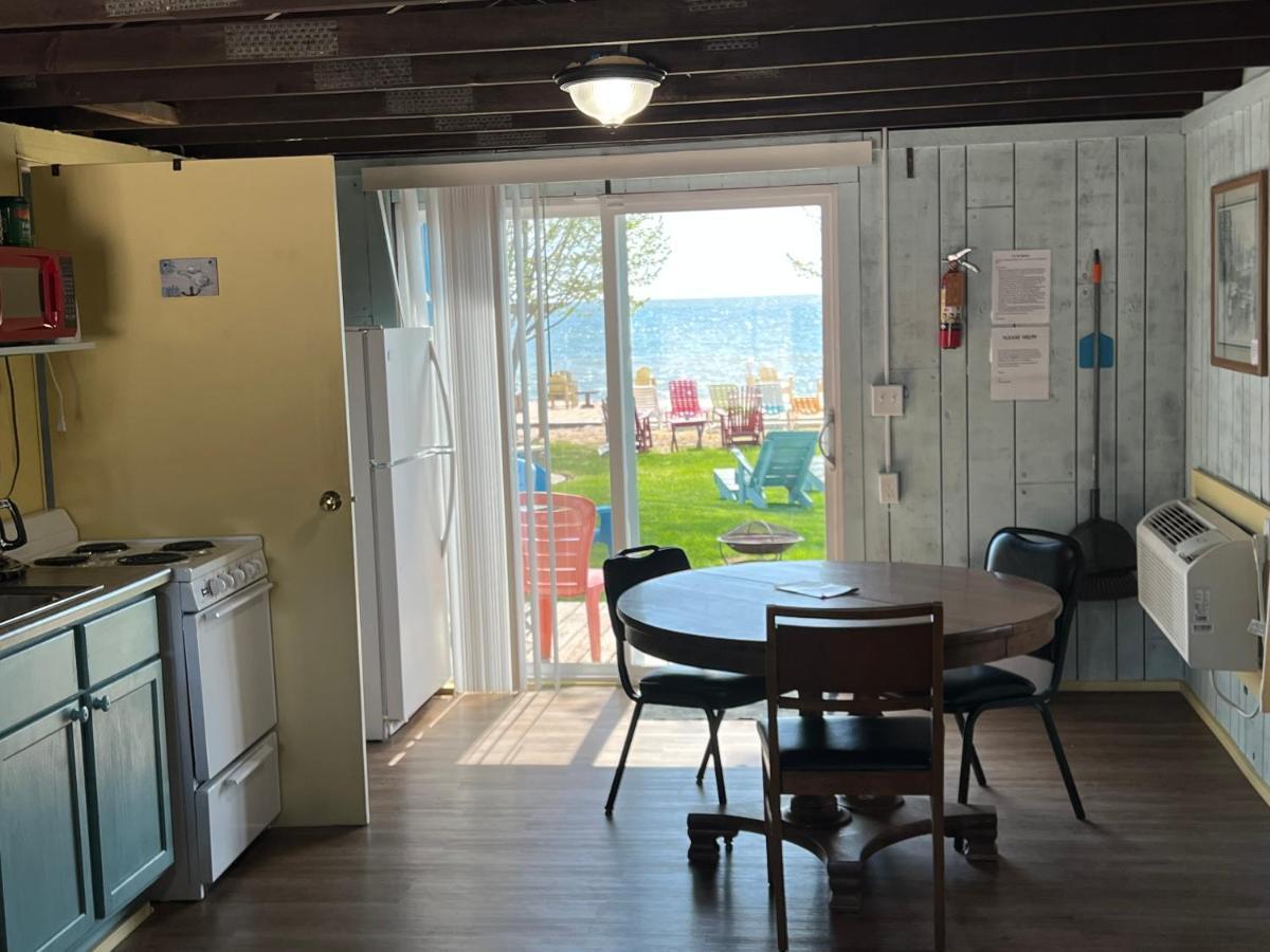 Paradise Beach Resort Tawas City Exteriör bild