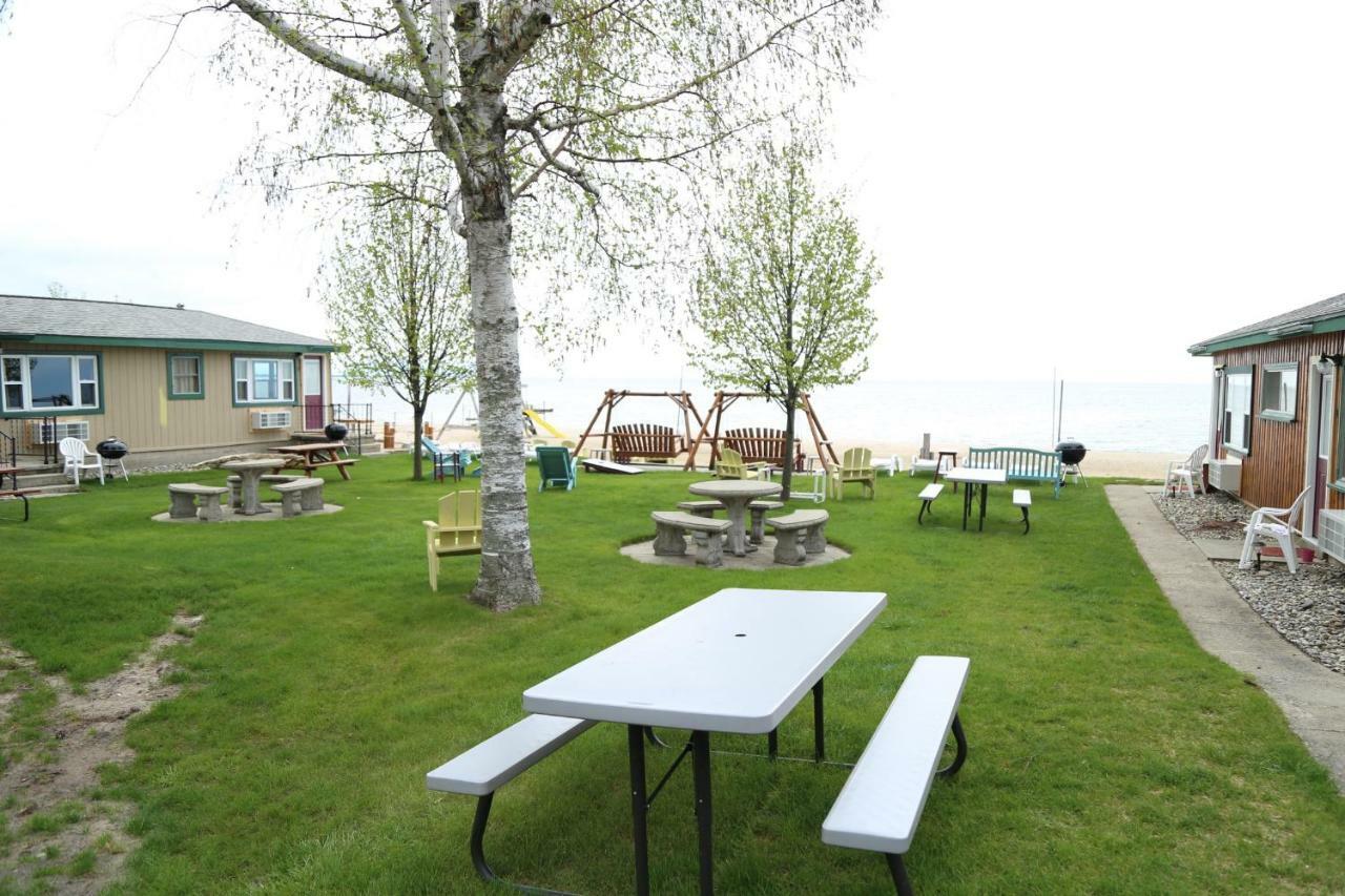 Paradise Beach Resort Tawas City Exteriör bild