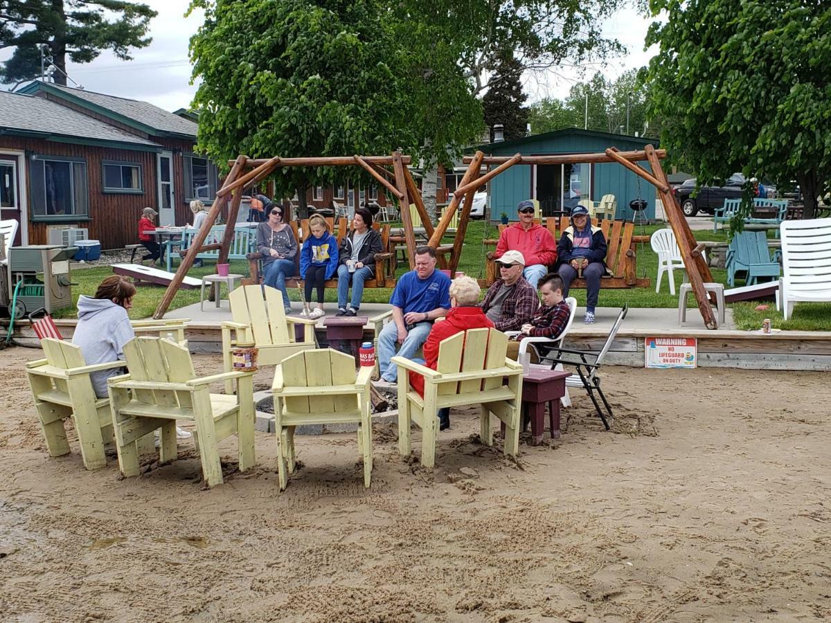 Paradise Beach Resort Tawas City Exteriör bild