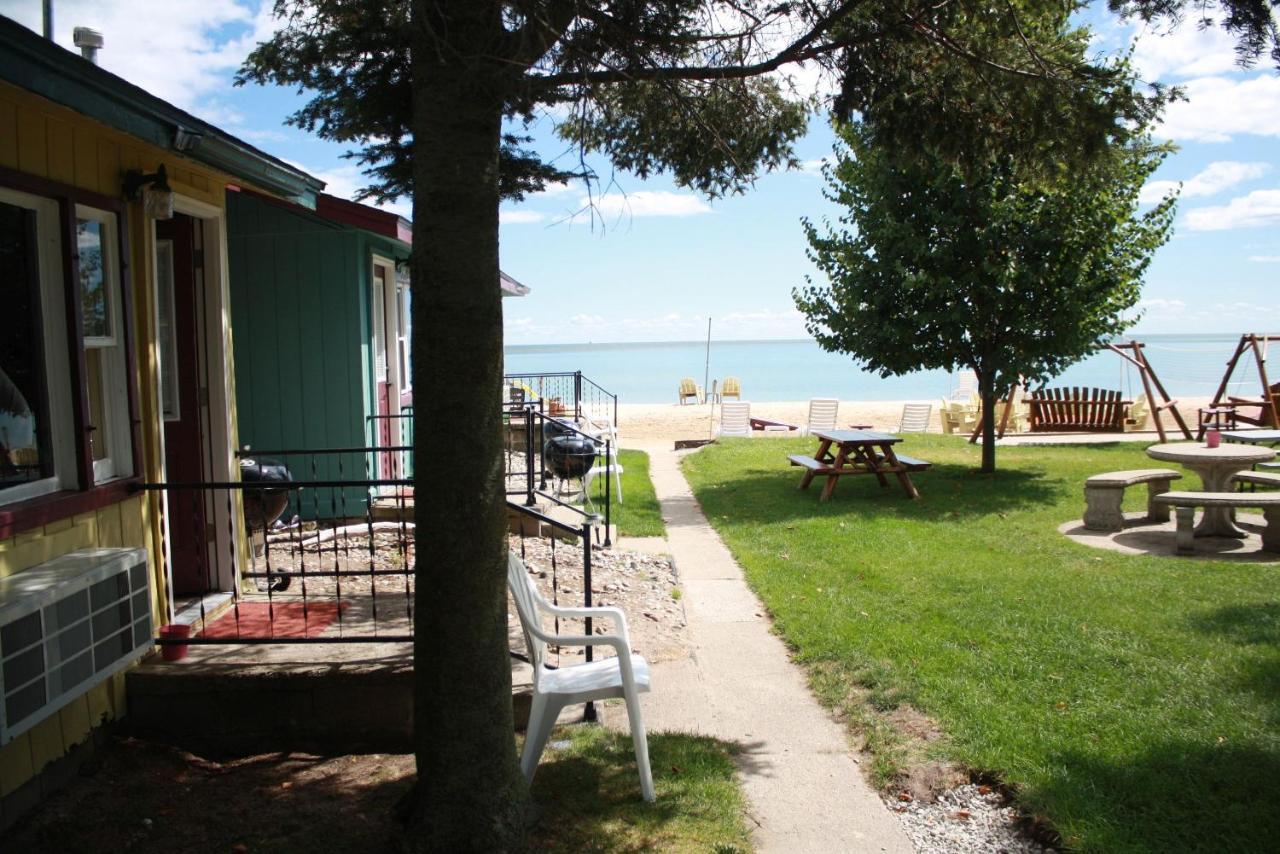 Paradise Beach Resort Tawas City Exteriör bild